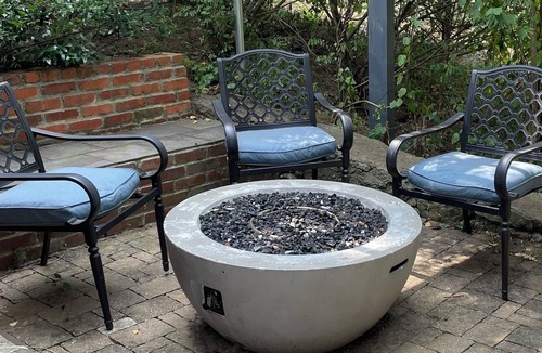 Haynes Area Apartment | Romantic getaway near downtown in a historic neighborhood. Greenery everywhere!