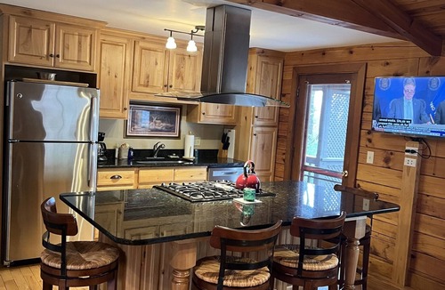 Apple Ridge Cabin | Romantic Log Cabin Mountain Views Dog Friendly