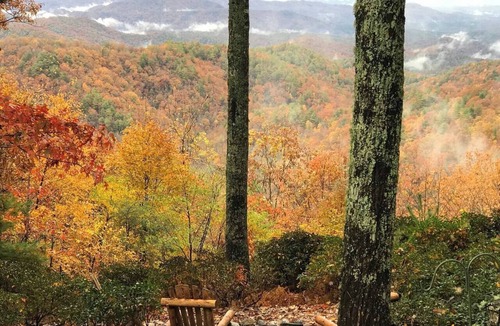 Apple Ridge Cabin | Romantic Log Cabin Mountain Views Dog Friendly