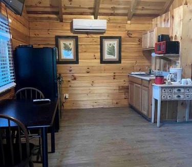 Columbia House | Romantic Log Cabin with a King Sized Bed in the Heart of Kentucky's Picturesque Countryside