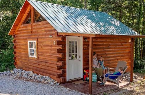 Columbia House | Romantic Log Cabin with a King Sized Bed in the Heart of Kentucky's Picturesque Countryside