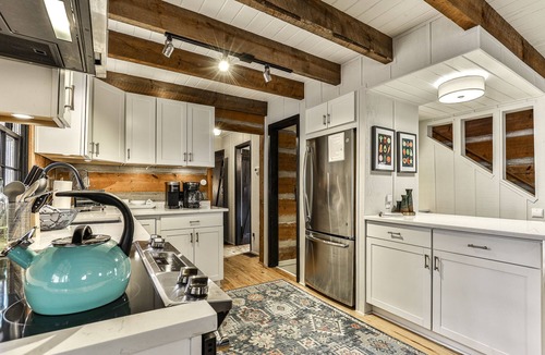 Big Canoe Cabin | Romantic Luxury Cabin | Modern with FIREPIT, FIREPLACES and CREEK