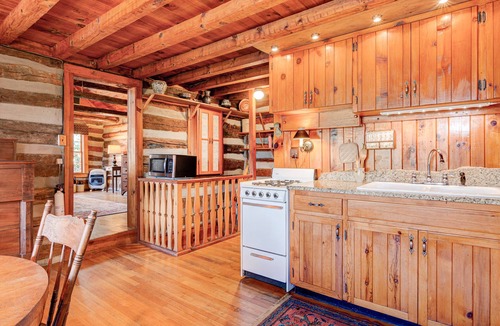Hendersonville Cabin | Romantic Mountain Getaway - Hot Tub- Historic Charm
