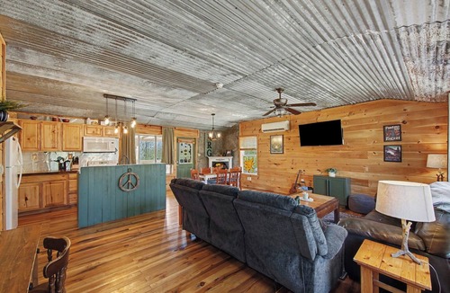 Frenchburg Cabin | Romantic Red River Gorge Cabin w/Hot Tub, Pond Views & Dog Friendly