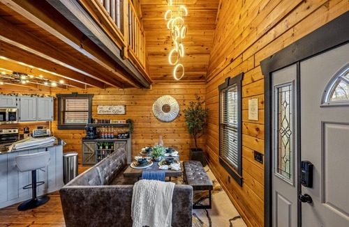 White Oak Lodge Cabin | Romantic | Resort Pool | Fire Pit | Dollywood | Gatlinburg | Pigeon Forge GSMNP