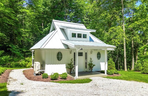 Sandyville Cabin | Romantic Retreat | Double Shower | Two Person Claw Foot Tub