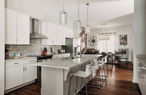 East Hill House | Rooftop, Karaoke & Game Garage In East Nashville | 10 Min to Nissan Stadium, Garage, Ping Pong, Karaoke, Axe Throwing, Shuffleboard, 10 Mins to Broadway, 5 Mins to Five Points, Perfect for Bachelors or Bachelorettes, 24 Hr Hospitality