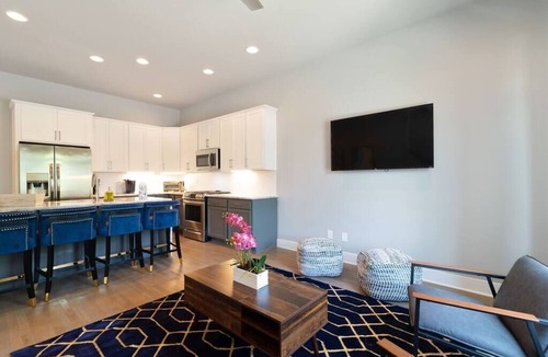 Haynes Area House | Rooftop Patio! Fire Pit, TV, Mural + Skyline View!