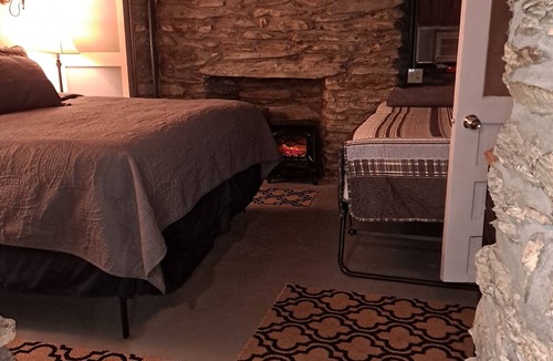 Harpers Ferry House | Room In Central Historic Downtown -River View West