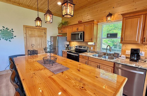 Wears Valley Cabin | Roundtop Mountain Ridge Cabin-Spacious 3 bedroom/Separate living spaces/Mtn View