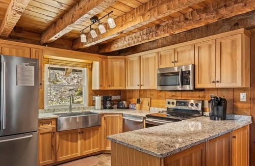 Newland Cabin | Rustic 5BR Cabin Near Grandfather Mtn, Linville & Blue Ridge Parkway – Sleeps 12