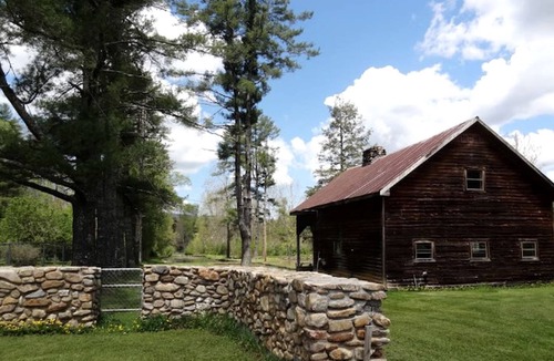 Laurel Bloomery Cabin | Rustic Cabin Rental with an Indoor Fireplace in Laurel Bloomery, Tennessee