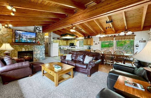 Cascade Cabin | Rustic Cabin with Modern Comforts!