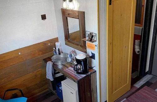 Lebanon Cabin | Rustic Horse Stall Suite B&B Near Nashville and has Private Bath, Loft Beds & Country Breakfast