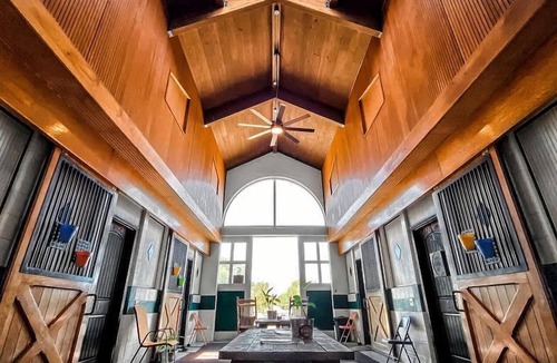 Lebanon Cabin | Rustic Horse Stall Suite B&B Near Nashville and has Private Bath, Loft Beds & Country Breakfast