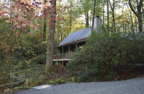 Cashiers Cabin | Rustic Log Cabin- In Town Cashiers- Pet-Friendly!