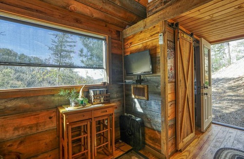 Newport Cabin | Rustic Wilderness Cabin Retreat Private Forest Getaway in East Tennessee