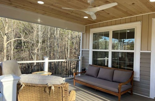 Court House House | Salamander Hill Cottage by Buffalo Mtn Getaway
