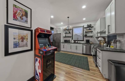 Near East Columbus House | Sauna - Near Downtown Columbus -Arcade - Sleeps 9