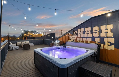 Hurwood Heights House | Sauna Retreat: rooftop hot tub, sauna, sleeps 12 in Nashville