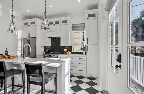 Savannah Victorian District House | Savannah 5BR Retreat | Hot Tub | Near Forsyth