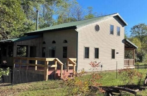 Nelsonville Cabin | Sawyer's Landing. Perfect for Hikers! Pet Friendly and very relaxing!