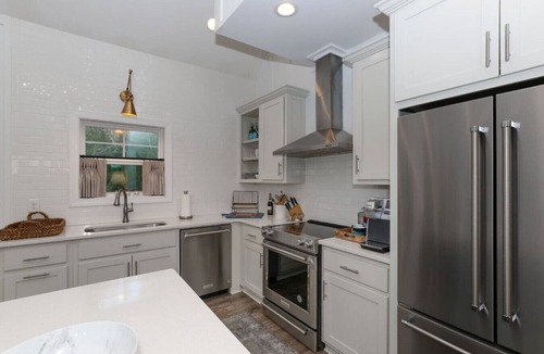 Tiger House | Scenic 4BR|3BA Contemporary Lake Burton Home w/Hot Tub
