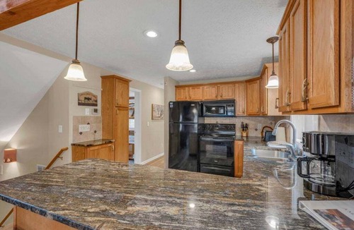 Blowing Rock Cabin | Scooby Shack - 10 mins to Main St Blowing Rock, hot tub, pool table