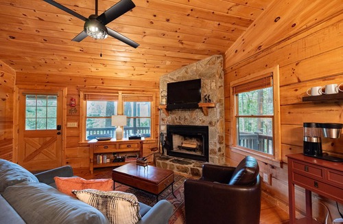 Cherry Log Cabin | Secluded 4WD Getaway with Mountain Views and Hot Tub