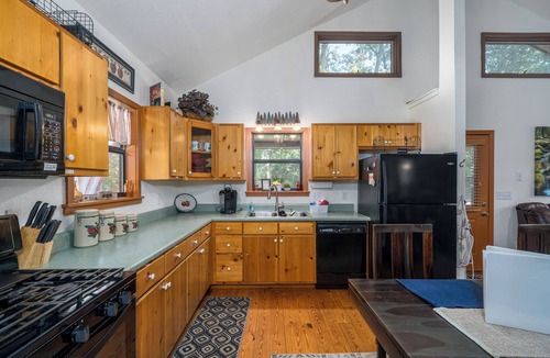 Ellijay Cabin | Secluded cabin, creek, dogs ok, theater&escape room, hottub, fireplace fire pit.