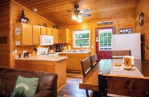 Athens Cabin | Secluded cabin situated near State Parks!