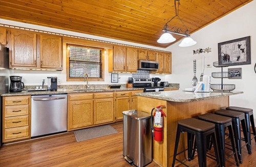 Wears Valley Cabin | Secluded Cubs Den Retreat in Wears Valley – Sleeps 10, Hot Tub, Pool Table, Dog-Friendly
