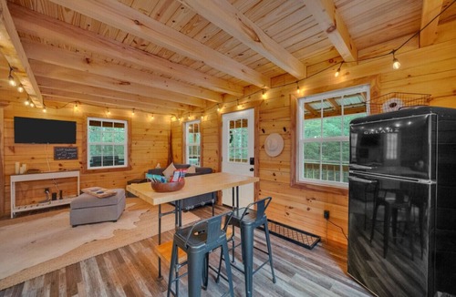 Jamestown Cabin | Secluded Honeymoon Cabin-Hot tub