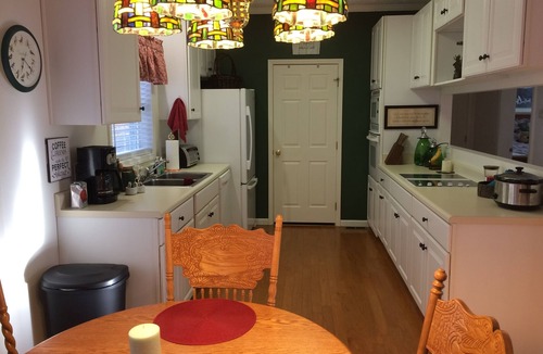 Sapphire Villa | Secluded House, 2 Minute Walk to Gorgeous Lake, Bald Rock & Walking Trails