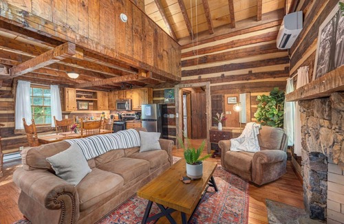 Hot Springs Cabin | Secluded Log Cabin Near Hot Springs-Pet Friendly