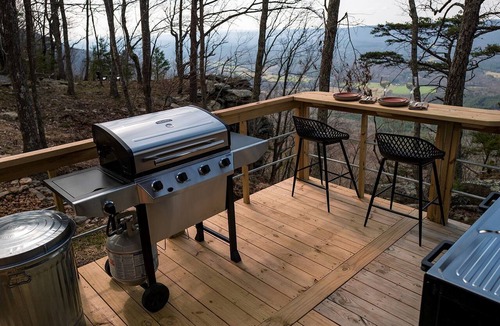 Menlo Cabin | Secluded Rustic Studio-Style Chalet with Open-Air Outdoor Shower near Cloudland Canyon State Park, Menlo, Georgia