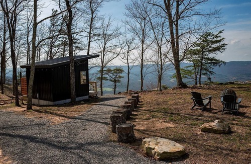 Menlo Cabin | Secluded Rustic Studio-Style Chalet with Open-Air Outdoor Shower near Cloudland Canyon State Park, Menlo, Georgia