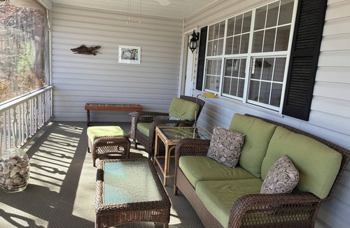 Young Harris House | SECLUDED TREE HOUSE Escape 2BR+Office, Fast Internet/Wi-Fi, Paved Roads