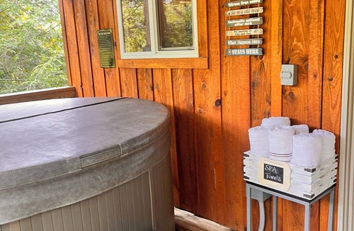 Campton Cabin | Secluded Tree House Cabin Theme in RRG Hot Tub Pet Friendly Guest Fav