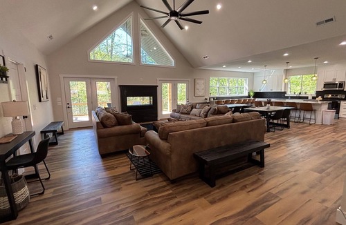 La Follette House | Secret Gem- Spacious Lakefront 8bdrm-20 beds-Sleeps 34. Celebrate Holidays Here!