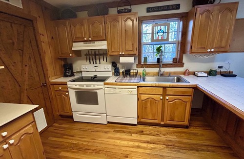 Cleveland Cabin | Serene 2-bedroom cabin with AC in charming Brevard