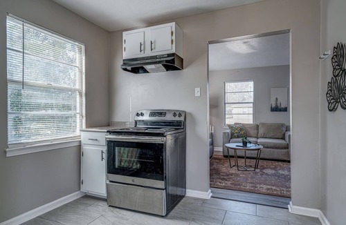 Whitehaven House | Serene Simplicity: Close to I-55 Graceland Airport