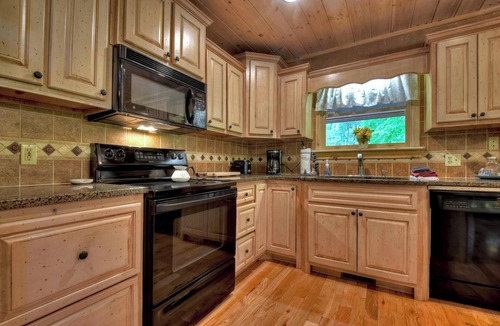 Epworth Cabin | Serenity Acres | Pet Friendly | Hot Tub | Fire Pit |