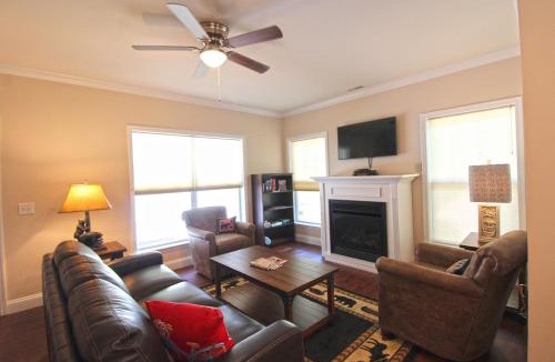 Bryson City Villa | Shady Getaway Beautiful Modern near the Heart of Bryson City