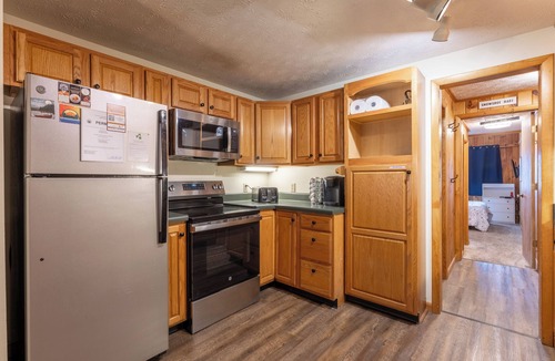 Edray House | Shamrock 4 Bed, 3 Bath, Indoor Bike Storage, New Granite Counters, Space for All