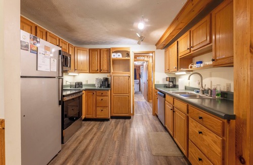 Edray House | Shamrock 4 Bed, 3 Bath, Indoor Bike Storage, New Granite Counters, Space for All