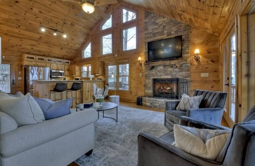 Necowa Cove Cabin | Sharin-A-Lakeview | $229 Off Your Stay!