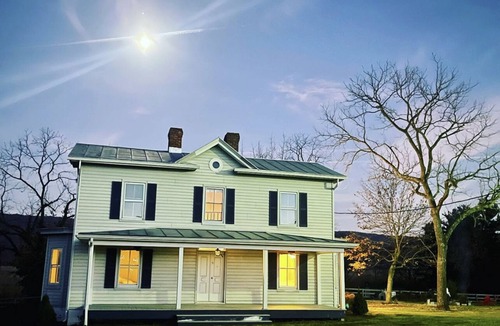 Singers Glen House | Shenandoah Valley Farmhouse · Hot Tub · Near JMU & Resorts · Sleeps 8 · 4BR
