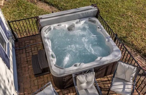 Singers Glen House | Shenandoah Valley Farmhouse · Hot Tub · Near JMU & Resorts · Sleeps 8 · 4BR