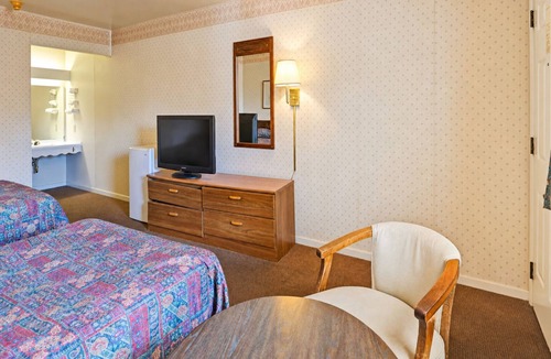 Lewisburg Hotel | Simple Comfort Near I-64 | Microwave & Free Parking, Minutes to Lewisburg Dining